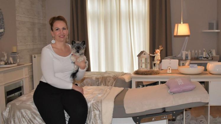 Julia Profeta vom Beauty Apartment in Heide mit ihrem Hund Chewi im neuen Doppelzimmer. Foto: Martina Brünjes