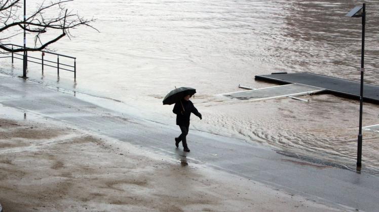 Hochwasser in Frankfurt am Main: Der Dauerregen der vergangenen Tage führt zur Überflutung des Mainufers. Foto: imago images/Ralph Peters
