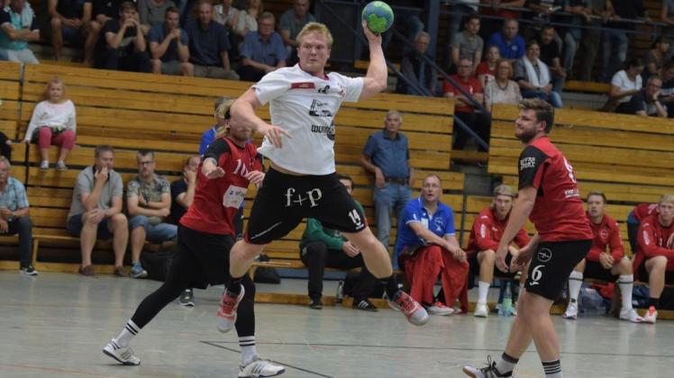 Wollen sich beim SV Beckdorf durchsetzen: die Oberliga-Handballer der HSG Delmenhorst um Tim Coors (beim Wurf). Foto: Rolf Tobis