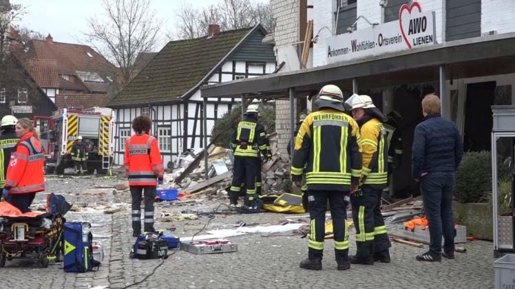 Im Ortskern von Lienen (Kreis Steinfurt) ist es in einem Mehrfamilienhaus zu einer Explosion gekommen. Foto: NWM-TV