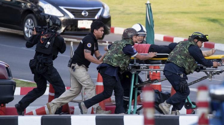Bei einem Amoklauf hat ein Soldat mehr als 20 Menschen erschossen. Am Ende wird der Täter von Sicherheitskräften getötet. Foto: dpa/Wason Wanichakorn/AP