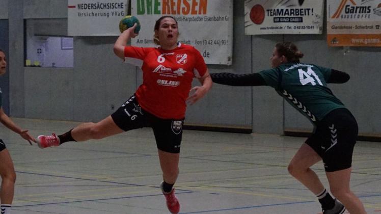 Haben 16:16 Punkte auf ihrem Konto: die Oberliga-Handballerinnen der HSG Hude/Falkenburg um Maike Deeben (links). Foto: Lars Pingel