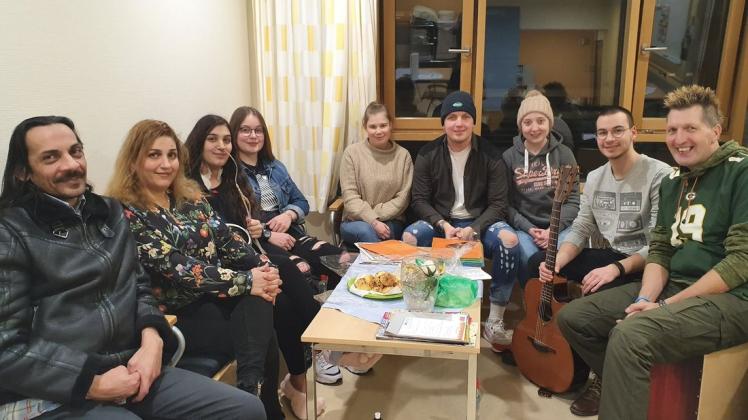 Die fünf Musiker (von rechts) von „Ein neuer Tag beginnt“ erfreuten Patientin Melisa Güler (dritte von links) mit ihrem Konzert. Foto: Bonifatius-Hospital