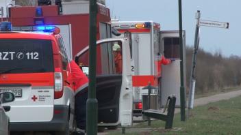 Mehrere Fahrzeuge kamen zum Rettungseinsatz am Sonntagmittag am Dümmersee. Foto: NWM-TV