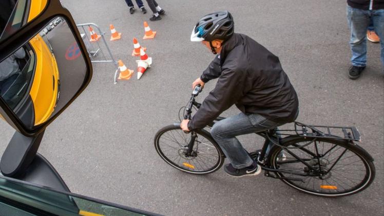 Abbiegeassistenten und unterschiedliche Grünphasen können Radfahrer schützen. Foto: dpa/Jens Büttner