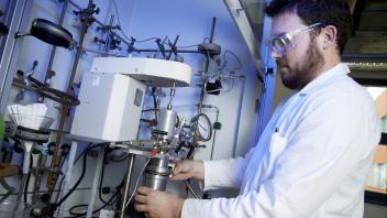 Im Labor Institut für Katalyse Rostock in der Albert-Einstein-Straße 29 wird an Verfahren gearbeitet, mit denen CO2 umgewandelt und für die Industrie nutzbar gemacht werden kann.