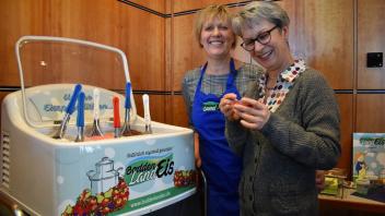 Mit selbstgemachten Eis mit dem Besten aus der Natur überzeugt Heike Ziemba die Gartenexpertin Katrin Kröber, die gerade ein fruchtige Sorbet mit Prosecco kostet.