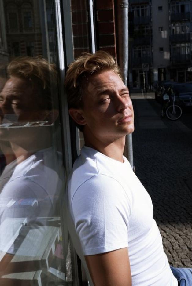 DiCaprio? Auf diesem Bild sieht Dennis Mojen ja sogar aus wie James Dean! Foto: Alisa Wessels DiCaprio? Auf diesem Bild sieht Dennis Mojen ja sogar aus wie James Dean! Foto: Alisa Wessels