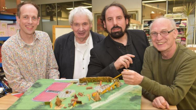 Die Freilichttheater-Premiere des Stücks „Brudermord“ in Bergedorf ist jetzt für 2023 geplant: (v. l.) Markus Weise, Gerd Logemann, Georgios Kolios und Edgar Ruhm zeigen das Modell des Festspielorts samt Bühnenbild und Zuschauertribüne. Bis zur Freilichttheater-Premiere des Stücks „Brudermord“ am 23. Juli in Bergedorf ist noch viel zu tun: (v. l.) Markus Weise, Gerd Logemann, Georgios Kolios und Edgar Ruhm zeigen das Modell des Festspielorts samt Bühnenbild und Zuschauertribüne. Foto: Dirk Hamm