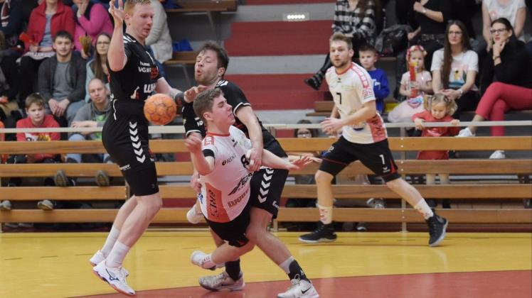 Starke Aushilfe: Der Delmenhorster Bastian Schäfer wird hier zwar gestoppt, bekam aber Lob vom Trainer. Foto: Rolf Tobis Starke Aushilfe: Der Delmenhorster Bastian Schäfer wird hier zwar gestoppt, bekam aber Lob vom Trainer. Foto: Rolf Tobis