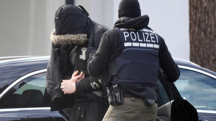Einen Tag nach der Zerschlagung einer mutmaßlichen rechten Terrorzelle sind die ersten Festgenommenen in Karlsruhe zu Haftrichtern des Bundesgerichtshofs (BGH) gebracht worden.