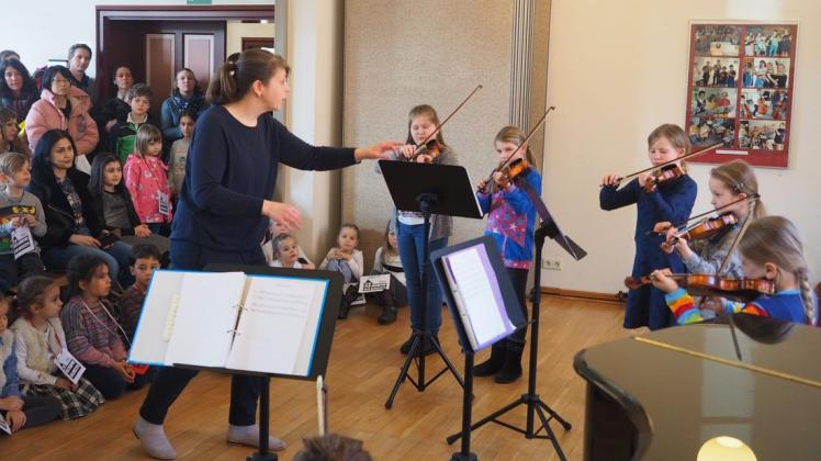 Schüler aus dem 1. Unterrichtsjahr an der Musikschule Delmenhorst gaben beim Tag der offenen Tür eine akustische Kostprobe. Foto: Niklas Golitschek