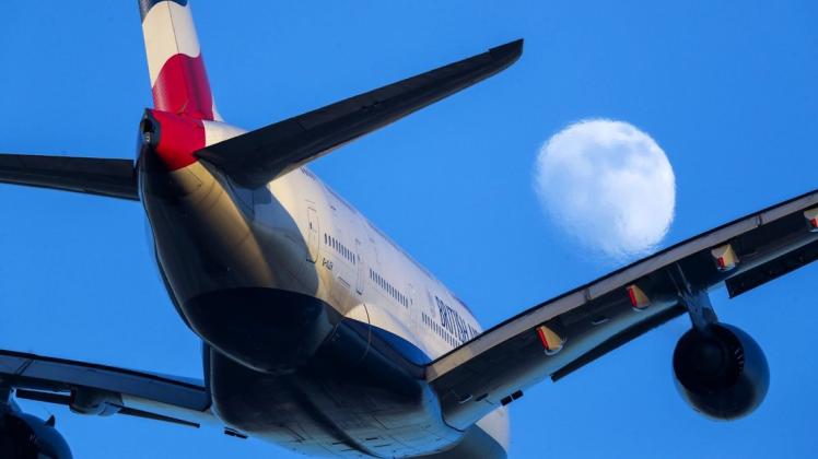 Sturm "Dennis" hat Großbritannien mit voller Wucht getroffen. Ein A380 landete spektakulär. Foto: dpa/Steve Parsons/PA Wire