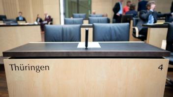 Stühle und Tische blieben am Freitag im Bundesrat für das Land Thüringen leer. Foto: Kay Nietfeld/dpa