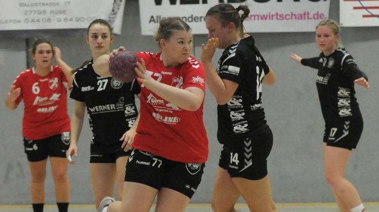 Glücklos gegen Jahn Hollenstedt: Laura Meyer (am Ball) und die HSG Hude/Falkenburg. Foto: Kewalin Lueers