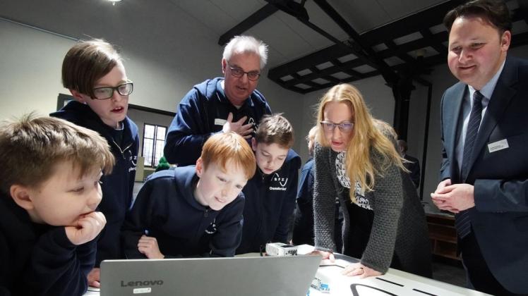Am Ende sollen Klötze eingesammelt werden: Die Schüler erläuterten Landrätin Anna Kebschull und Bürgermeister Tobias Avermann (rechts), wie die kleinen Lego-Roboter programmiert werden. Mit dabei: Lernortleiter Frank Sinnemann. Foto: Frank Wiebrock