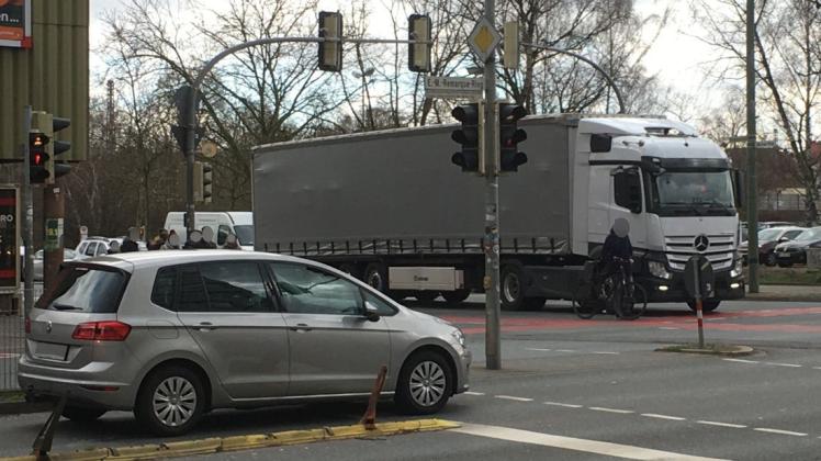 Der Radfahrer lässt den Lkw am Berliner Platz in Osnabrück nicht abbiegen. Foto: Jörg Sanders