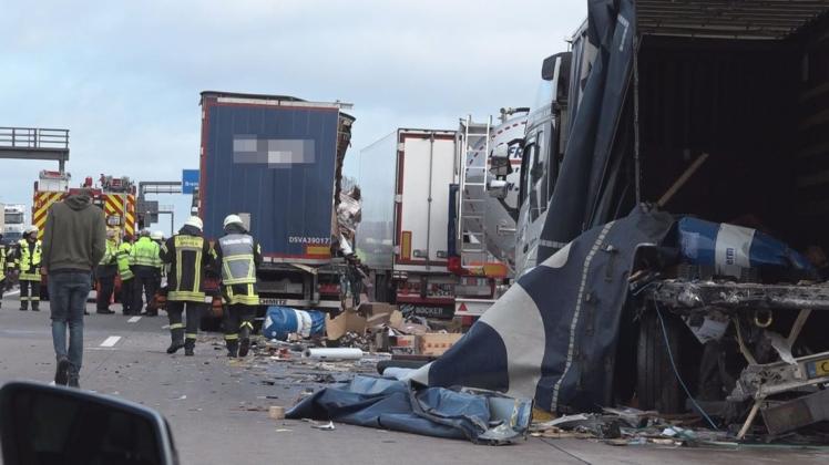 Fünf Lastwagen prallten auf der A1 bei Bremen am Mittwoch an einem Stauende aufeinander. 