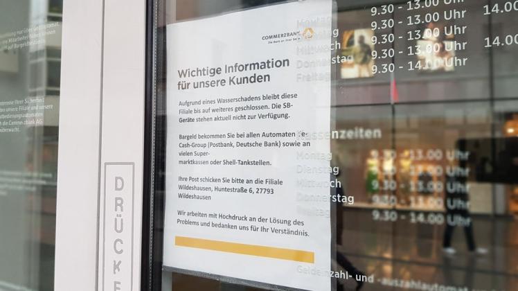 Filiale und SB-Bereich der Commerzbank-Filiale an der Langen Straße stehen Bankkunden zurzeit nicht zur Verfügung. Foto: Stefanie Jürgensen