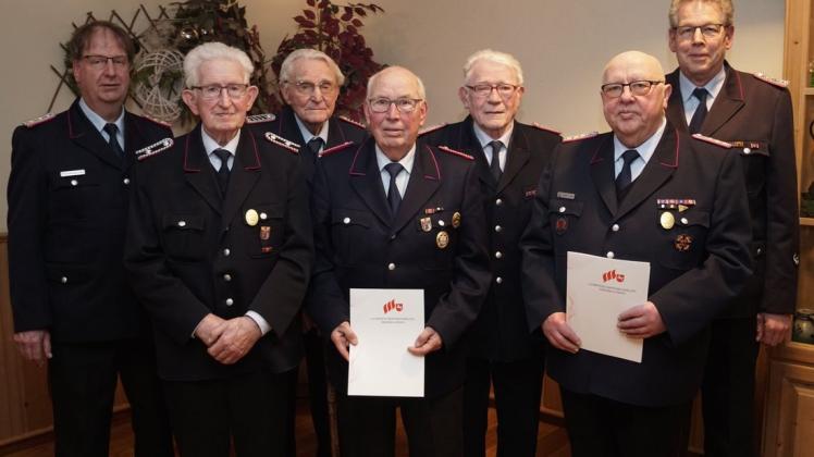 Feuerwehrverbandstag Melle Rainer Schlendermann Michael Finke (links) und Rainer Schlendermann (rechts) ehrten Heinrich Schröder, Eilhard Nerling, Gerhard Finkemeyer, Wilfried Borgmann und Wilhelm Wüste (von links) für 60 und 70 Jahre Mitgliedschaft. Foto: Christina Wiesmann