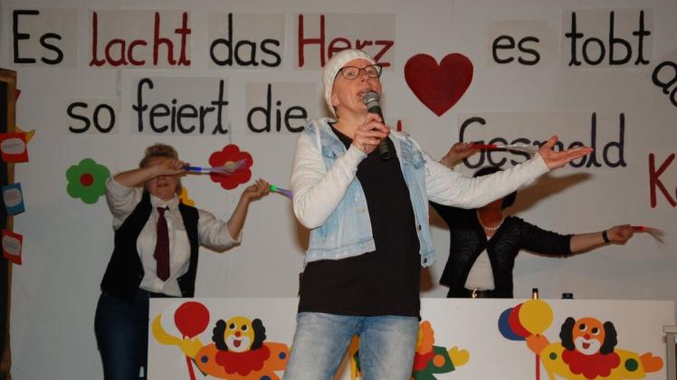 Als "DJ Ötzi" begeisterte Birgit Bietendorf das Publikum beim KFD-Karneval in Gesmold, im Hintergrund angefeuert von den Moderatorinnen Petra Timpe (links) und Elisabeth Weßler. Foto: Marita Kammeier