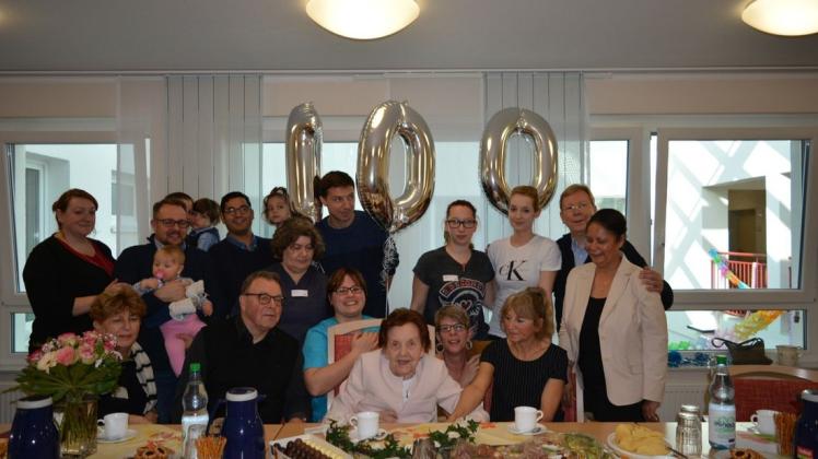 Mit Familie und Pflegepersonal feierte Marga Knabner ihren 100. Geburtstag. Foto: Yvonne Sommer