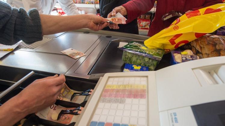 Auf Tuchfühlung mit dem Kunden: Für viele Verkäufer in Supermärkten lässt sich die empfohlene soziale Distanzierung nicht umsetzen. Foto: Armin Weigel/dpa