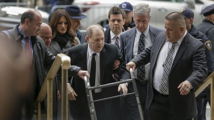 Harvey Weinstein (M) kommt mit einer Gehhilfe am Obersten Gericht des Bundesstaates New York in Manhattan an. Foto: dpa/Seth Wenig