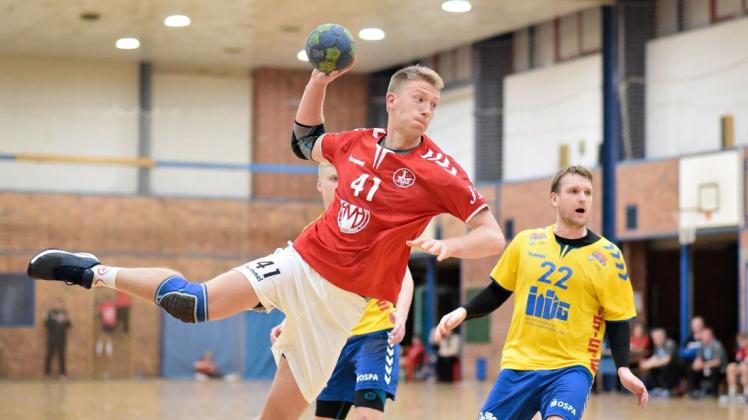 28:26-Auswärtssieg: Auch sieben Treffer von Arne Reiser (links) reichten dem SV Warnemünde nicht. Am Ende gewann Oliver Wende mit dem Doberaner SV das Lokalderby in der MV-Liga der Handballmänner.
