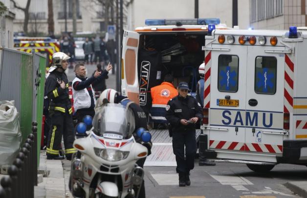 Fahrzeuge von Polizei und Rettungsdienst stehen am 7. Januar 2015 in Paris in der Nähe der Redaktion des französischen Satiremagazins "Charlie Hebdo". Foto: dpa/Ian Langsdon