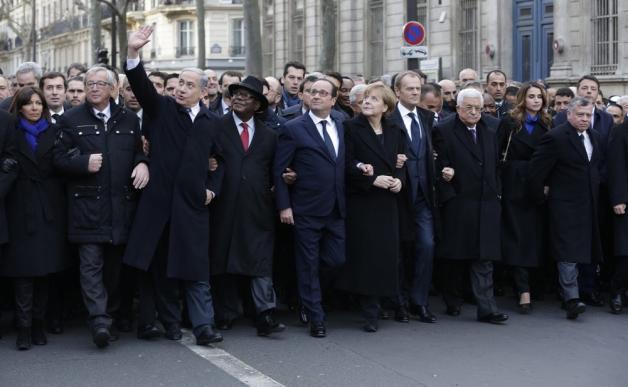 Der damalige französische Staatspräsident Francois Hollande (M) ist von Staatschefs, darunter Bundeskanzlerin Angela Merkel (CDU, M.r), umgeben, die am Solidaritätsmarsch (Marche Republicaine) in den Straßen von Paris teilnahmen. Foto: dpa/Philippe Wojazer