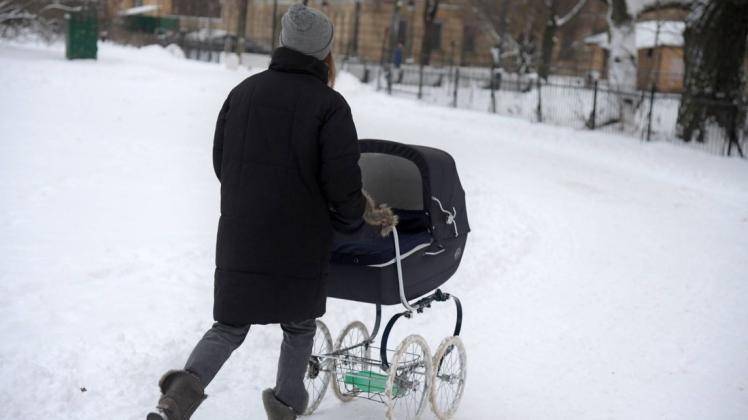 Bei Eiseskälte haben Eltern in Russland ihr Baby im Kinderwagen erfrieren lassen. Symbolbild: imago images/Gladys Chai von der Laage