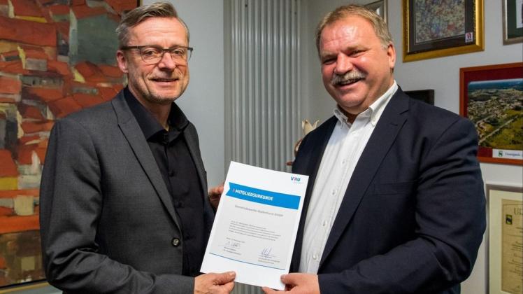 Bürgermeister Otto Steinkamp (l.) nahm die VKU-Mitgliedsurkunde aus den Händen von Reinhold Kassing entgegen. Foto: Gemeinde Wallenhorst/André Thöle