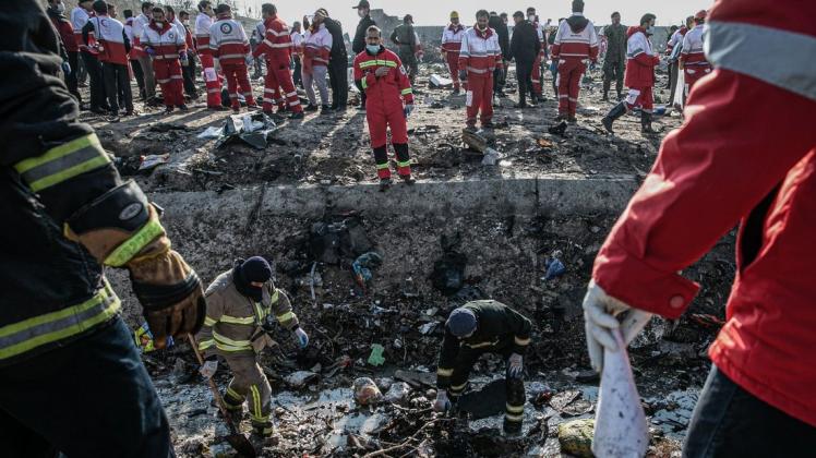 In der Nähe des Imam-Chomeini-Flughafens der iranischen Hauptstadt Teheran stürzte ein Passagierflugzeug ab. Foto: dpa/Foad Ashtari