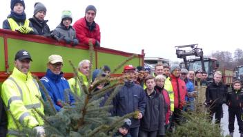 Mit zahlreichen Hilfskräften werden die ausrangierten Weihnachtsbäume nicht nur in Bruchmühlen eingesammelt. Archivfoto: Norbert Wiegand