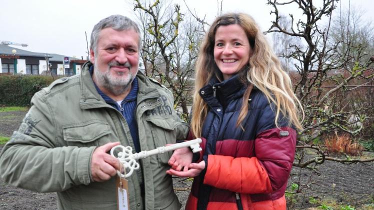 Vorsitzender Benno Winter überreicht Schulsozialarbeiterin Susann Schubert symbolisch diesen Schlüssel für die Parzelle 4 in der Kleingartenanlage am Moor.
