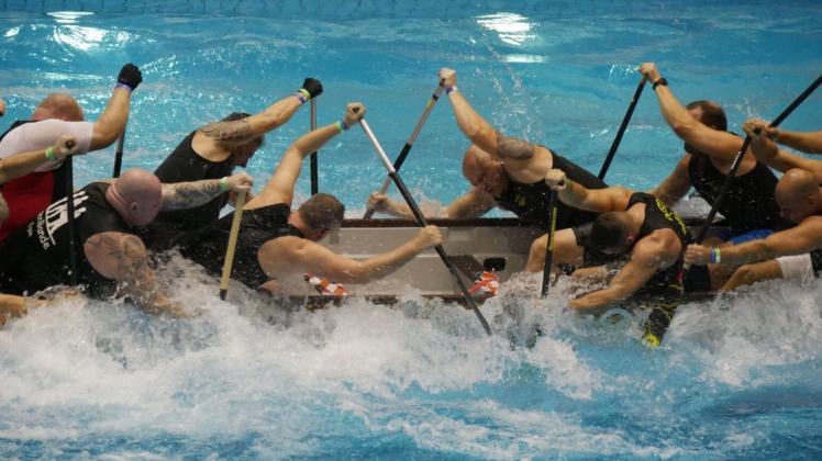 Da kocht das Wasser im 25-Meter-Becken der Schwimmhalle Neptun: So wie hier wird es auch am Sonnabend bei der 14. Auflage des Drachenboot-Indoorcups zur Sache gehen!