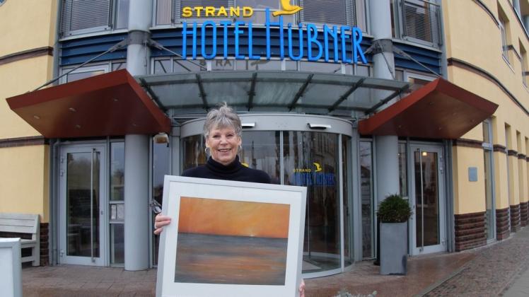 Die Malerin Ilka Pompe stellt noch bis Ende März ihre Arbeiten im Hotel Hübner aus. Der Titel der Schau lautet "Farbenrausch des Lebens".