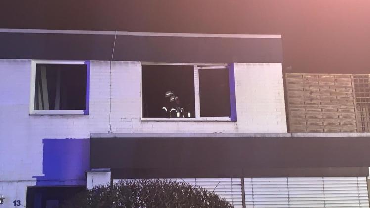 Bei einem Wohnungsbrand im Obergeschoss eines Hauses in Bad Iburg musste die Feuerwehr am Donnerstagabend eine 13-jährige Jugendliche mit einer Steckleiter retten. 