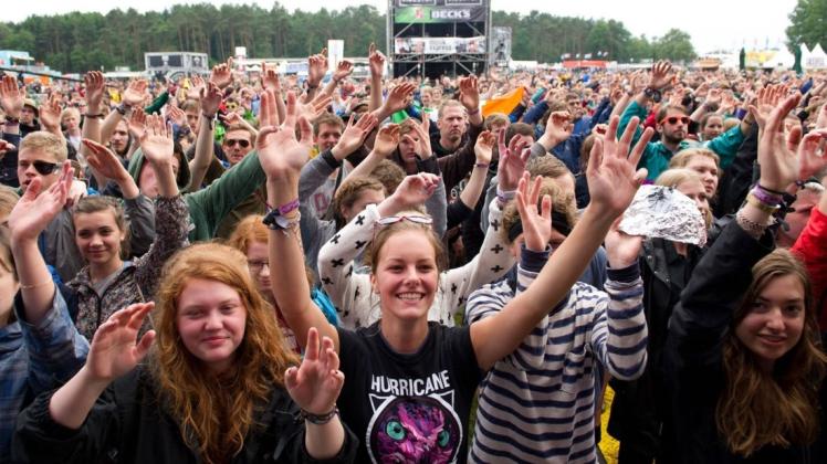 Hände hoch beim "Hurricane": Das norddeutsche Festival in Scheeßel (Niedersachsen) ein ein Klassiker unter den Sommer-Open-Airs. An drei Tagen rocken um die 90 Bands aus der Rock-, Pop- und Electro-Szene die Bühnen, rund 70.000 Besucher feiern mit. Foto: Sebastian Kahnert/dpa