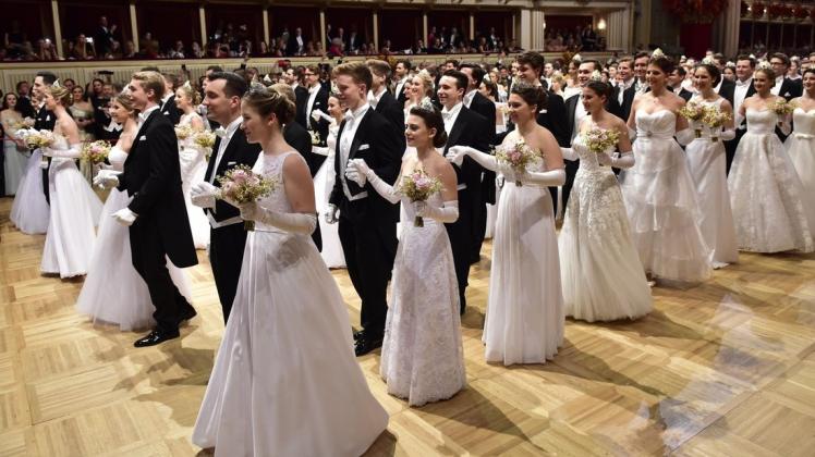 Erstmals in der Geschichte eröffnet ein gleichgeschlechtliches Tanzpaar in diesem Jahr den Wiener Opernball. Foto: Hans Punz/APA/dpa