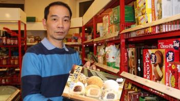 Auch für Naschkatzen hat Asia Markt-Inhaber Thang Ngo mit gefüllten Reiskuchen etwas im Angebot.
