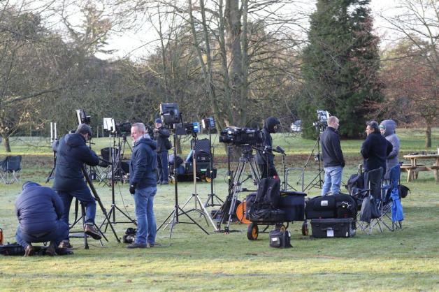 Vor dem Landsitz der Queen in Sandrigham wartet die britische Presse auf die royale Familie. Foto: imago images/Stephen Lock