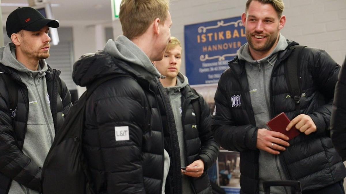 Abflug aus Hannover VfLProfis starten ins Trainingslager NOZ