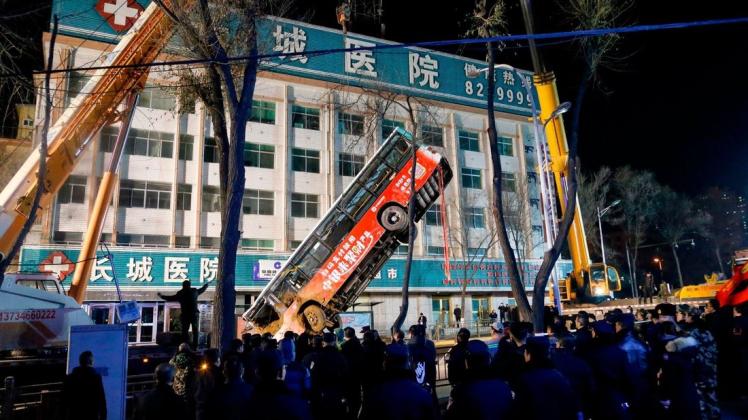 Ein Bus verschwand in China plötzlich in einem riesigen Erdloch. Foto: AFP/STR
