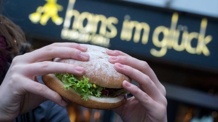 Für einen Kaufpreis von mehr als 25 Millionen Euro soll die Burgerkette "Hans im Glück" verkauft werden. Foto: dpa/Matthias Balk