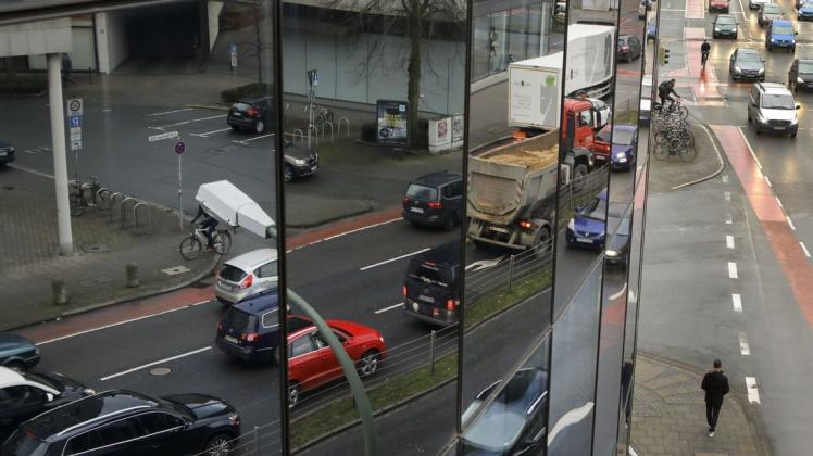 Die Menschen in Osnabrück bewegen sich im Verkehr auf unterschiedliche Weise fort. Wie sie das genau tun, und wie sich ihr Mobilitätsverhalten mit der Zeit verändert, wird von Wissenschaftler regelmäßig untersucht. Foto: Gert Westdörp