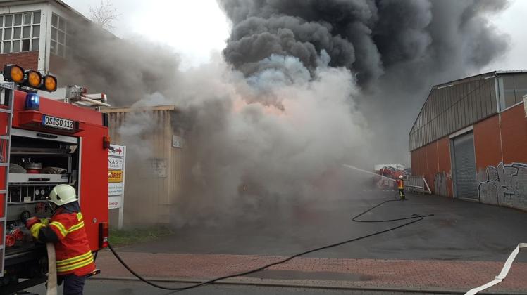 Eine Lagerhalle in Quakenbrück brennt. 