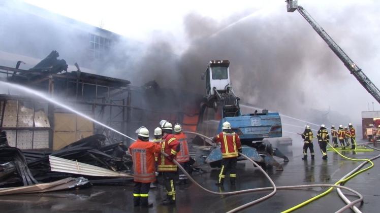 Die Lagerhalle auf dem ehemaligen Kynastgelände in Quakenbrück in Flammen. 