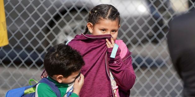 Kinder verlassen eine Schule und bedecken Nase und Mund, nachdem über ihrer Schule Kerosin abgelassen wurde. Foto: dpa/Scott Varley/The Orange County Register/AP